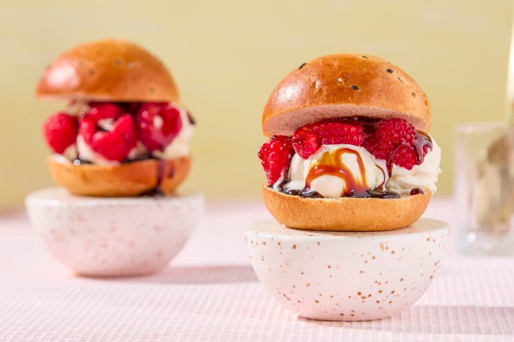 Vegan Brioche met vegan vanille-ijs en Medjoul dadelsiroop