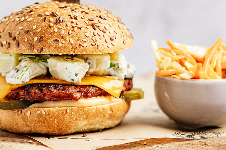 Vegan smashburger met aardappelsalade
