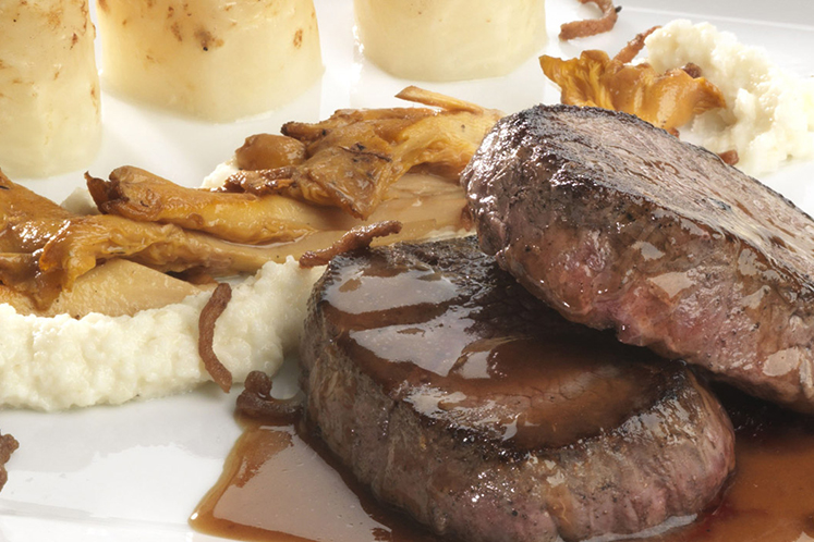 Gebraden reefilet met cannelloni van knolselderij en bereide veenbessen