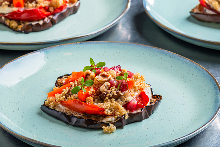 Gegrilde aubergine met frisse toppings