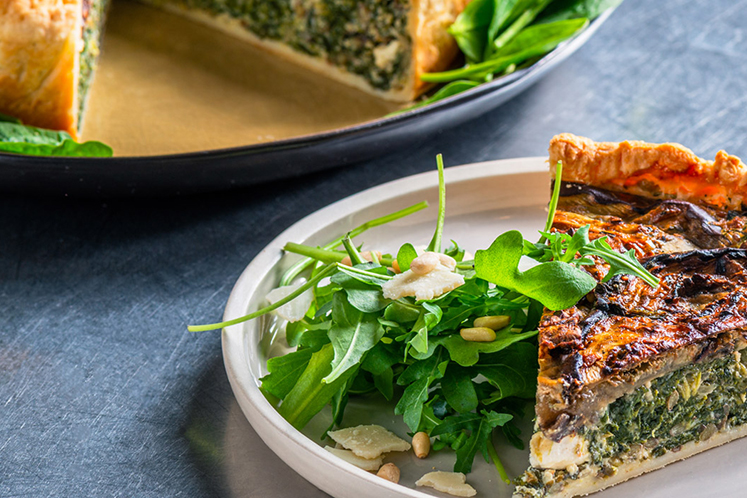 Hartige Griekse taart met groene linzen