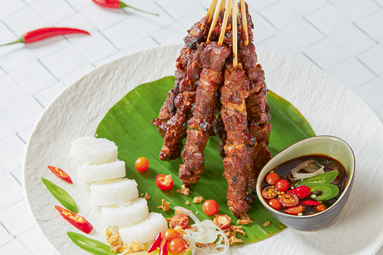 Saté Domba van lamsnek met een sambal ketjap saus en lontong