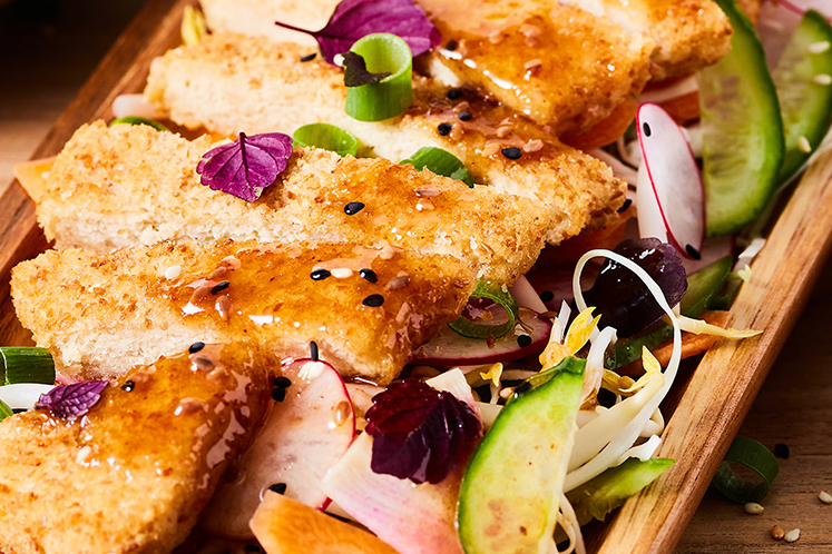 Vegetarische schnitzel met Japanse salade