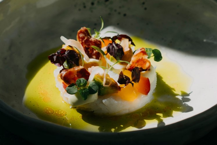 Heilbot met droge worst, perzik en avocado