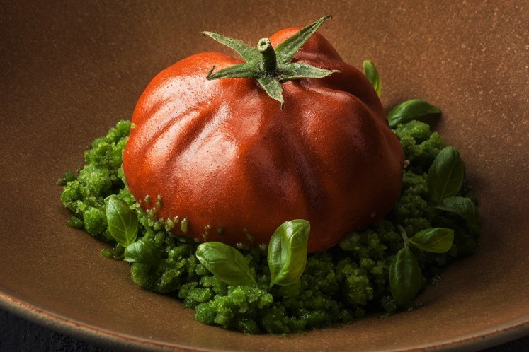 Mascarponeparfait met tomaat, aardbeiensorbet en basilicum