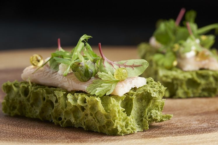 Gerookte paling of zalm met groene kruiden