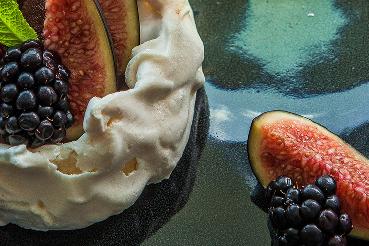 Chocoladesorbet met rood fruit & meringue