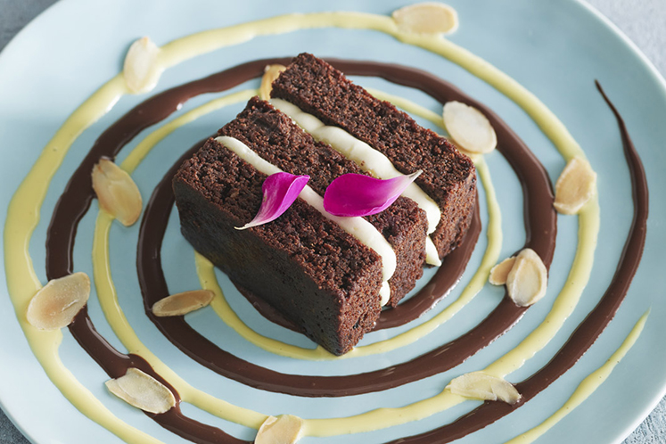 Mini brownie met witte chocolademousse, duo van vanille en chocoladesaus