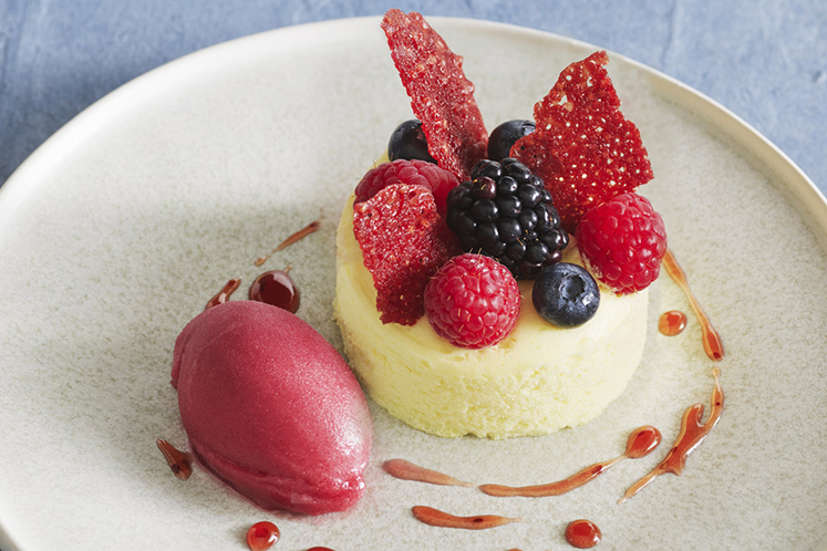 Vanillemousse met bosvruchten, frambozen kletskop en sorbetijs