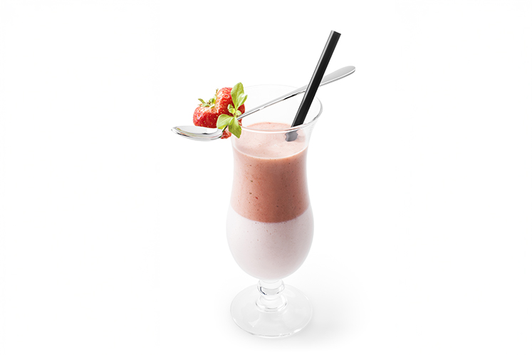 Panna cotta van framboos met een smoothie van aardbei en honingcress