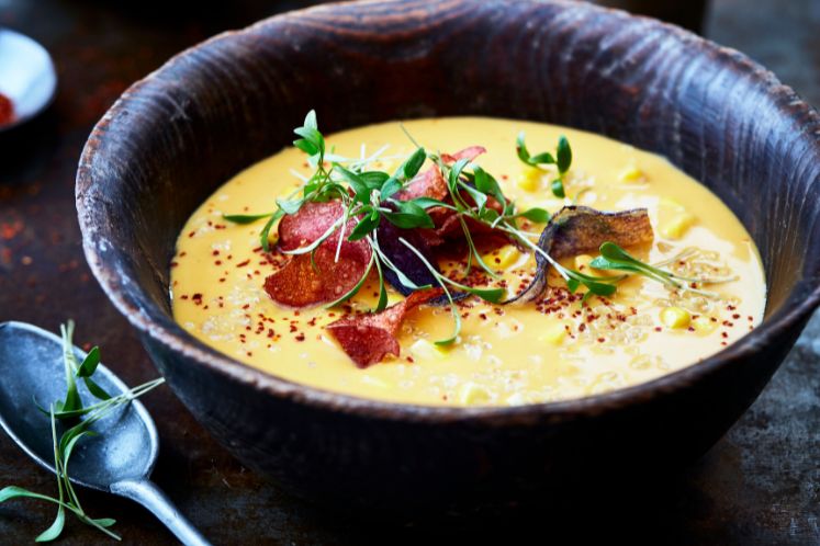 Zoete aardappelsoep met chili en quinoa